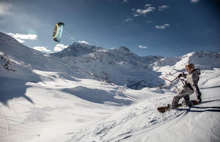 Snowkiter nelle montagne innevate di Briga, Svizzera