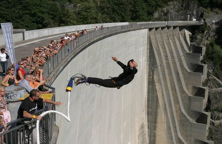 Bungee Jumping come James Bond dalla diga di Contra in Svizzera