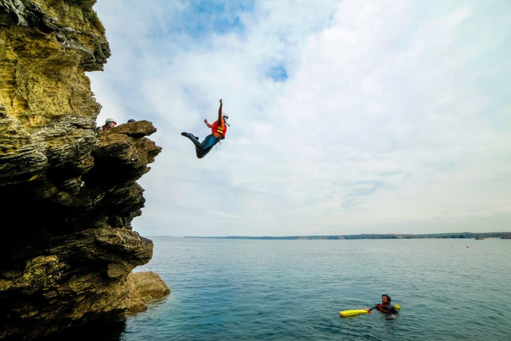 salto dalla scogliera coasteering Irlanda