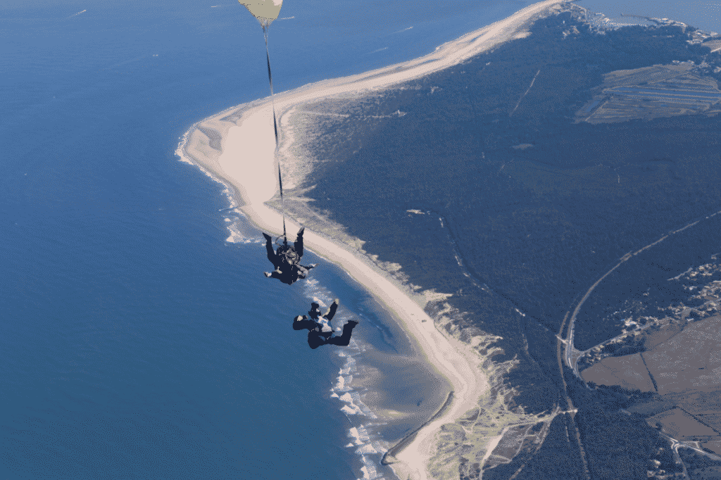 Due skydivier sul mare vicino a Bordeaux