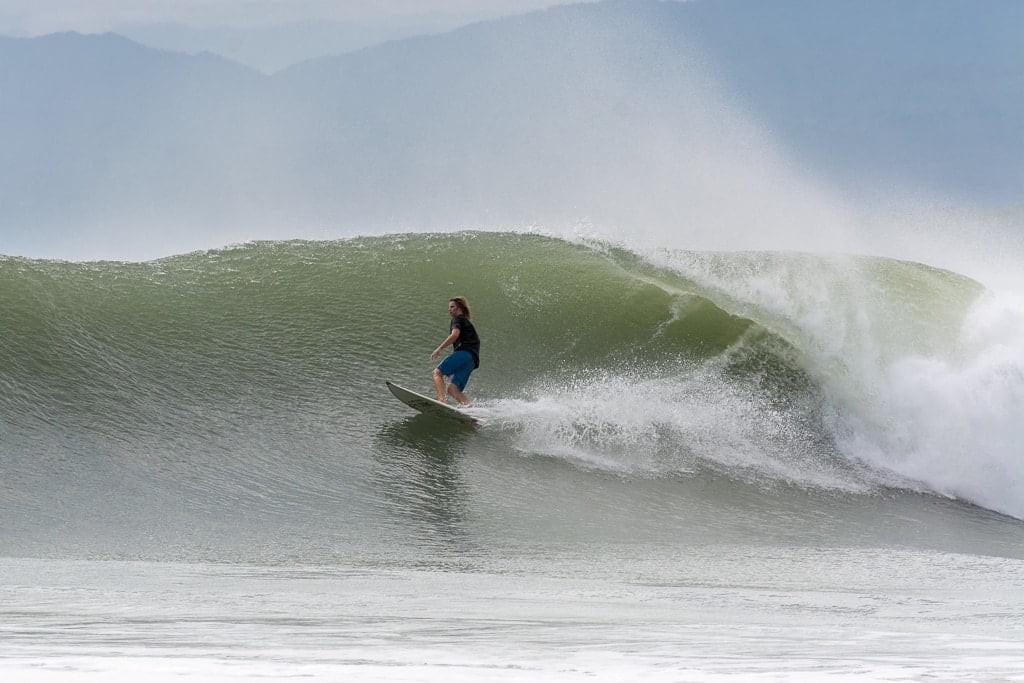 Surfer surf in Messico migliori posti dove andare in inverno