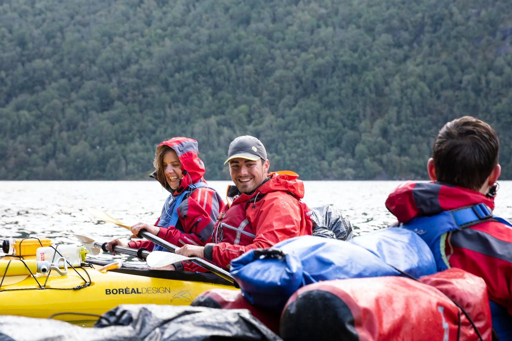 Tre kayakisti durante un viaggio di Much Better Adventures nei fiordi norvegesi.