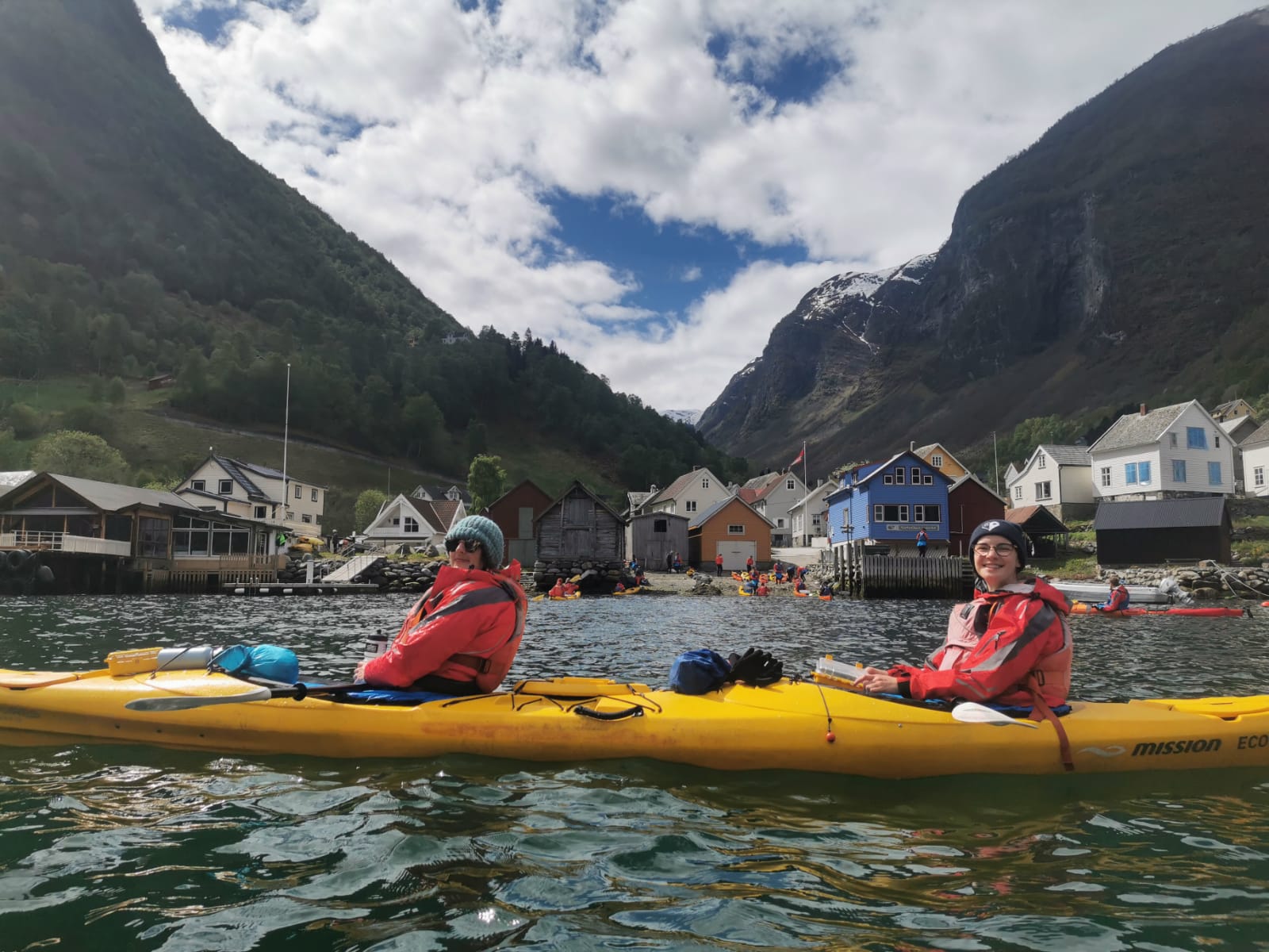 Due donne in kayak nei fiordi norvegesi.