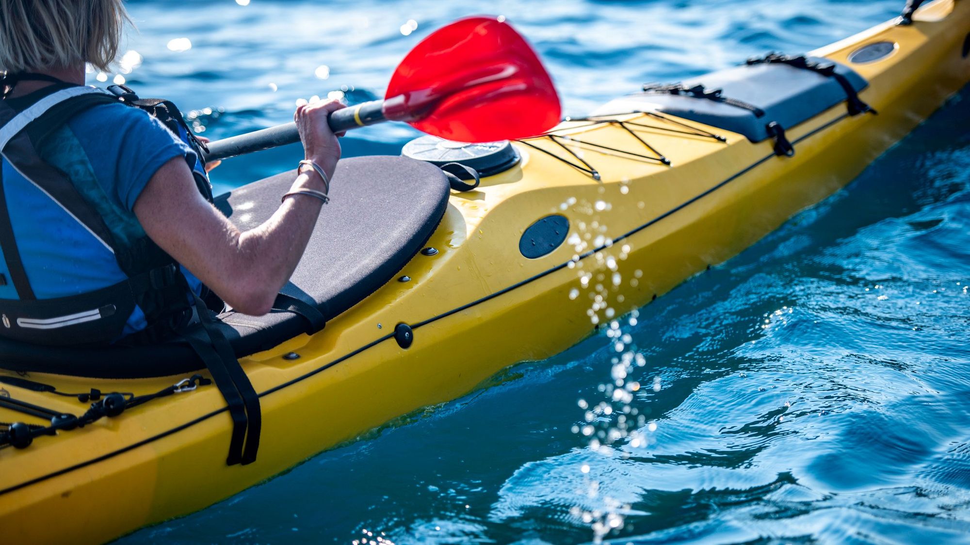 Un'inquadratura ravvicinata di un kayak.