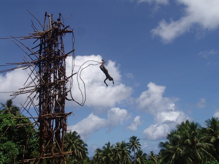 bungee jumping con le liane