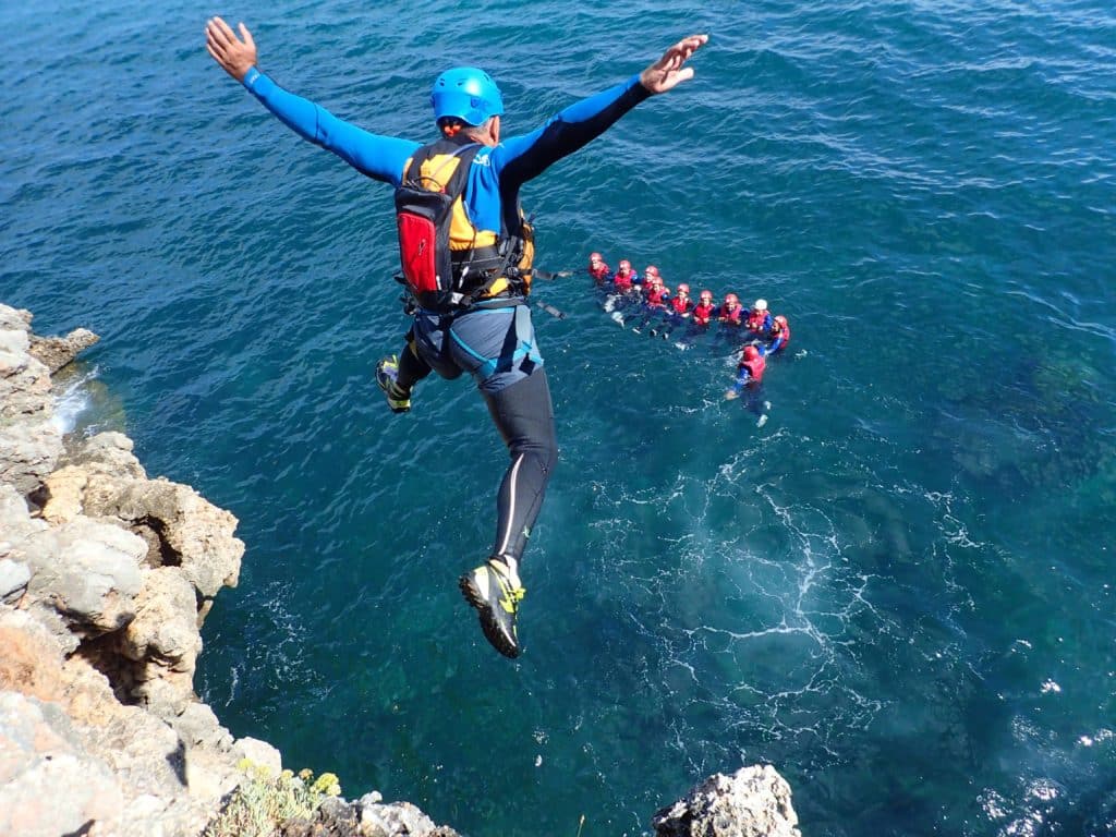 coasteering salto dalla scogliera