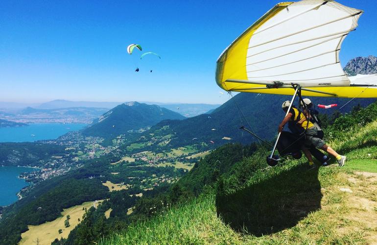 Deltaplano sopra il lago di Annecy in Francia