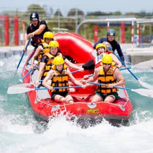 Rafting nel fiume Vector Wero Whitewater Park, Auckland, Nuova Zelanda.