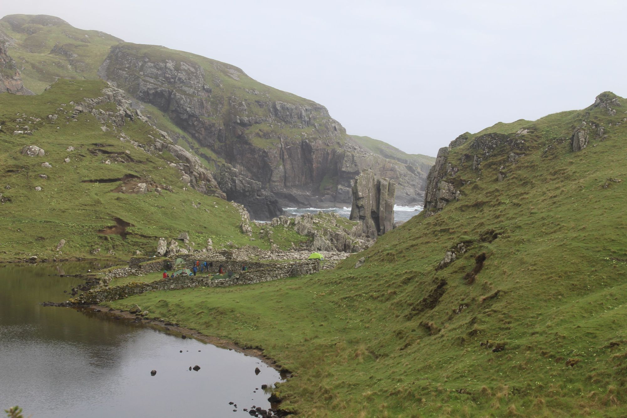 L'ingresso a Papadil è un sentiero panoramico con un loch sulla sinistra, un vecchio insediamento al centro e la pila di mare e la costa oltre. Foto: Stuart Kenny