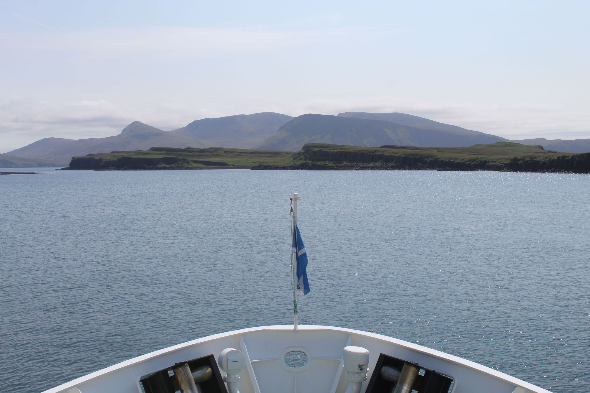 La vista di ritorno a Rùm dall'Isola di Canna, sul traghetto della Caledonian MacBrayne. Foto: Stuart Kenny