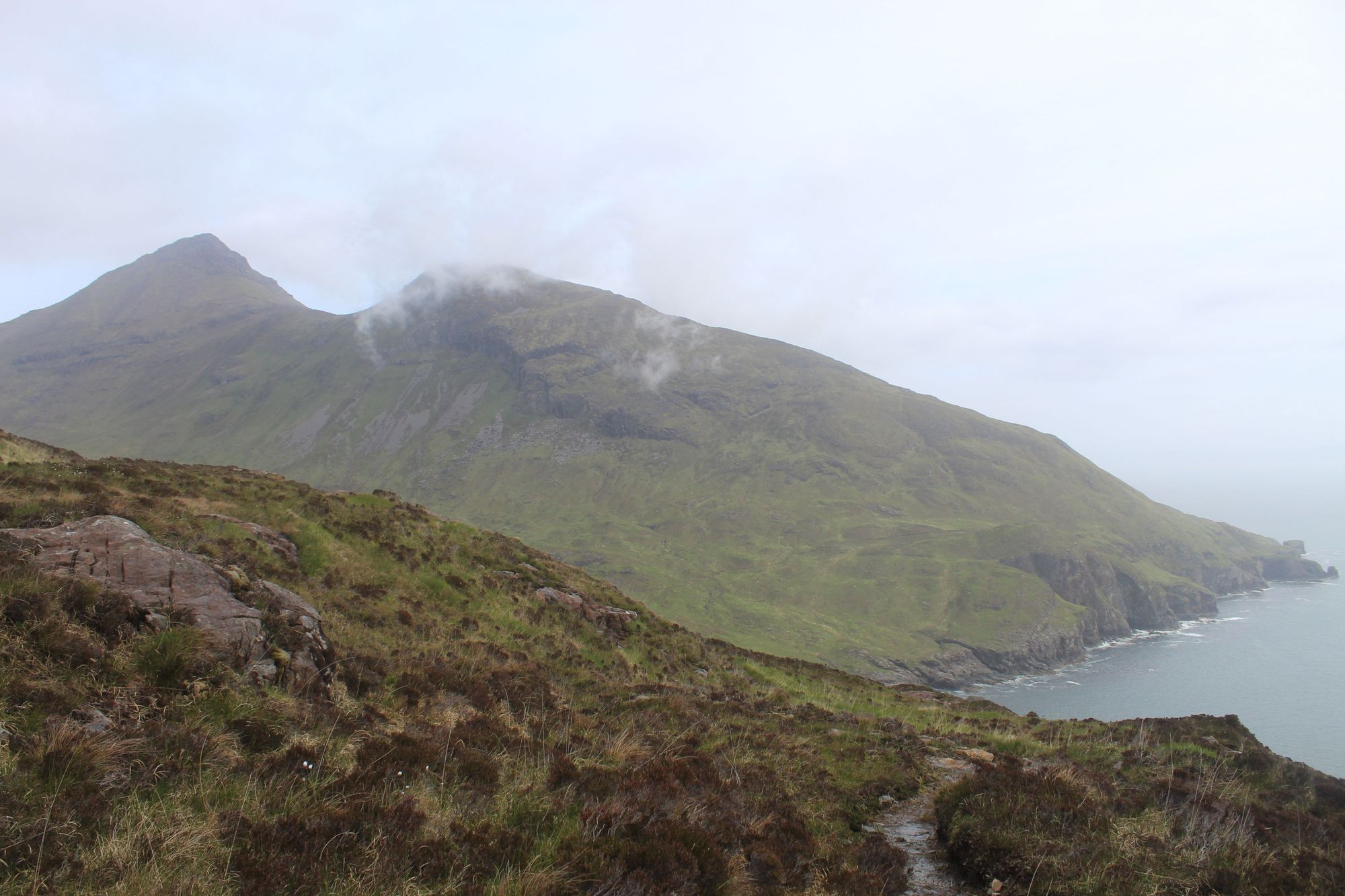 Il nostro primo avvistamento dell'Askival, la montagna più alta di Rum, e del collegato Beinn nan Stac, che degrada verso l'oceano. Foto: Stuart Kenny