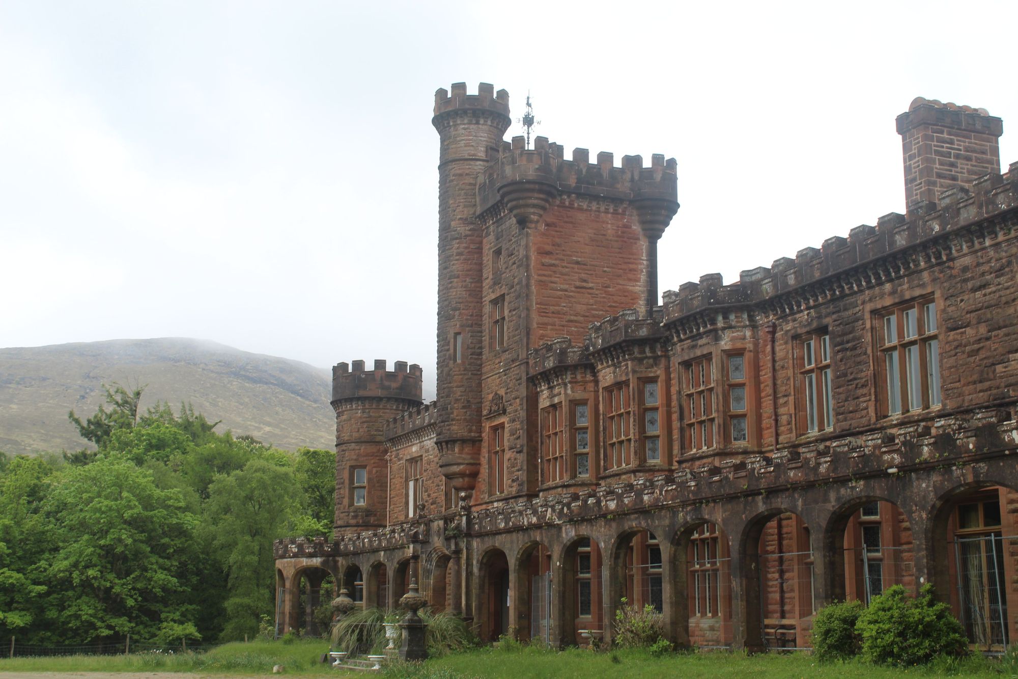 Il castello di Kinloch, costruito con pietra arenaria importata da Annan, è ora abbandonato, ma rimane pieno di arredi eccentrici. Foto: Stuart Kenny