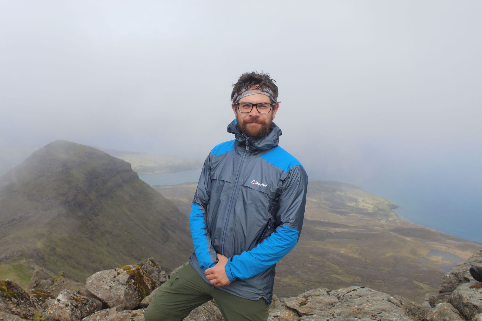 L'autore in piedi sulla cima dell'Askival, il punto più alto del Rùm Cuillin e dell'isola. Foto: Stuart Kenny