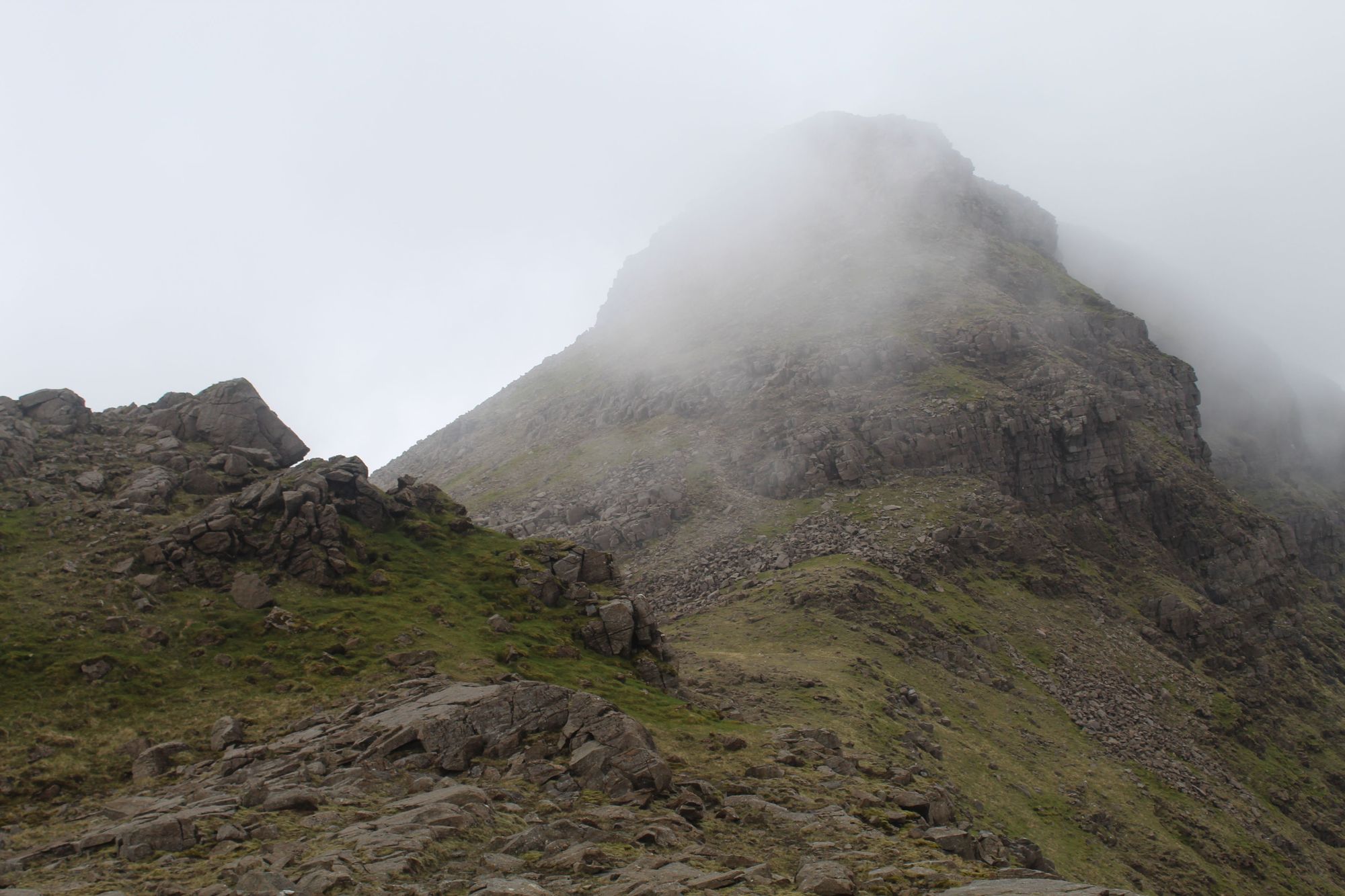 La cima di Hallival si ritira nella nebbia, sul Rùm Cuillin. Foto: Stuart Kenny
