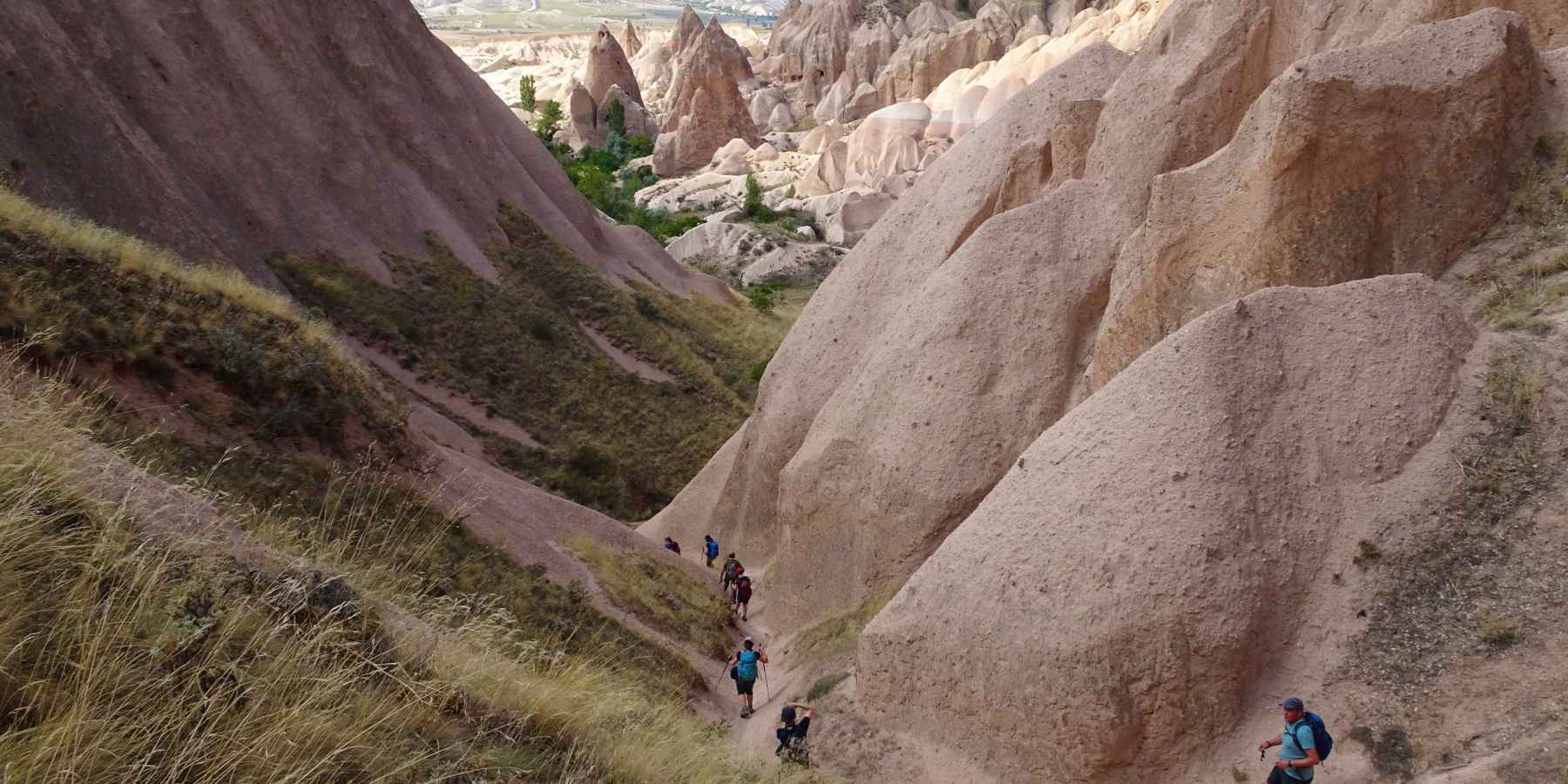 Escursionisti sul sentiero della valle di Kiliclar, nella regione turca della Cappadocia,