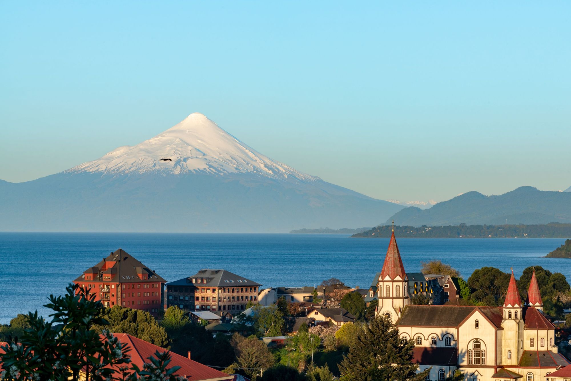 La città di Puerto Varas, sullo sfondo del lago Llanquihue, il secondo lago più grande del Cile. Foto: Getty