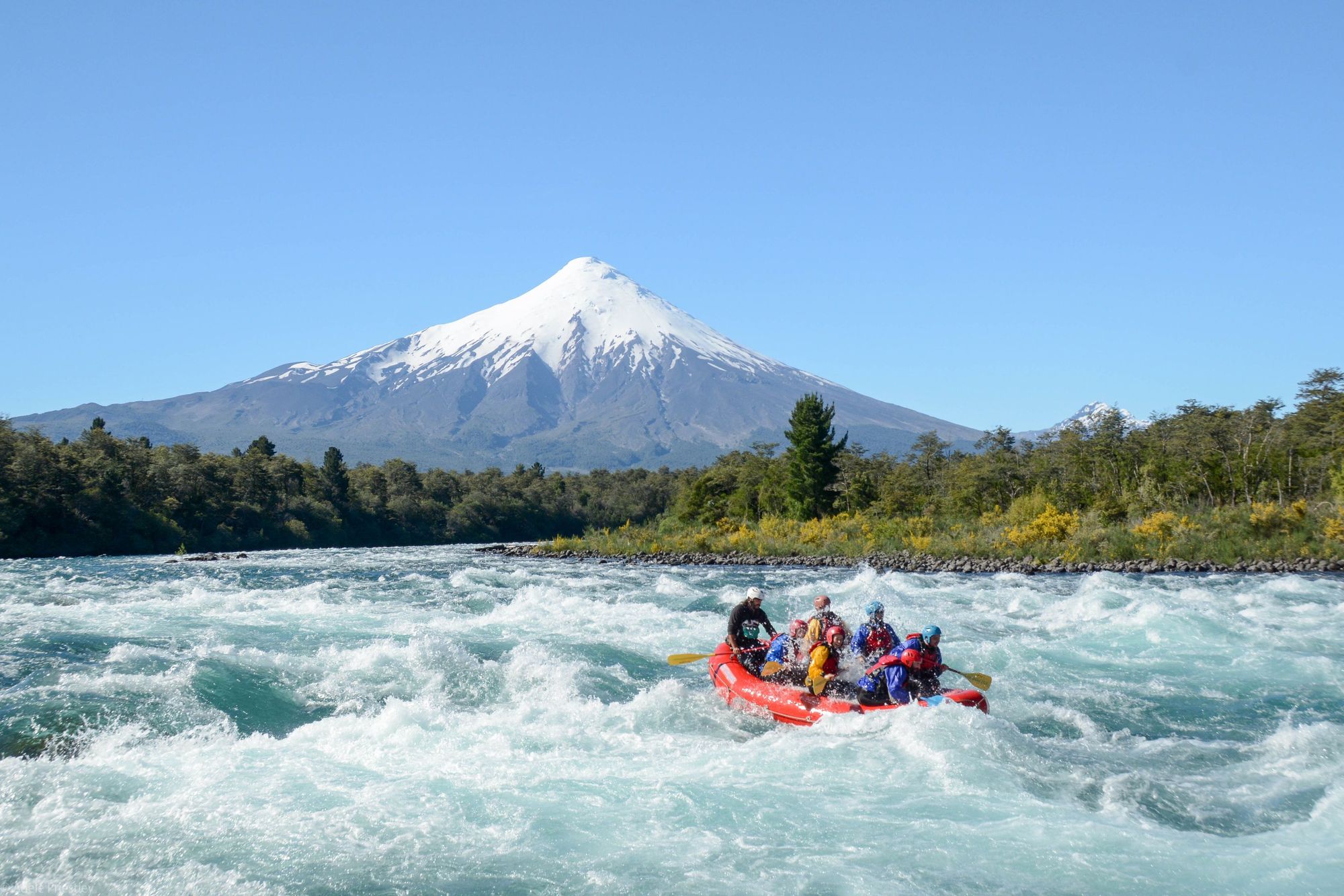 Rafting nei pressi di Puerto Varas, guardando il vulcano Osorno che sorge dal lago Llanquihue, il secondo lago più grande del Cile. Foto: Uccelli Cile