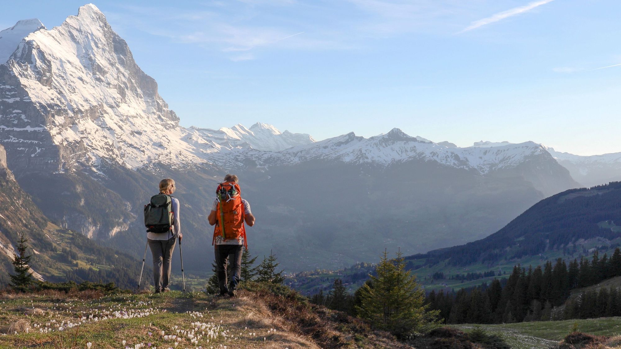 Una coppia guarda la vista sublime del Cervino, una delle montagne più iconiche del mondo. Foto: Getty