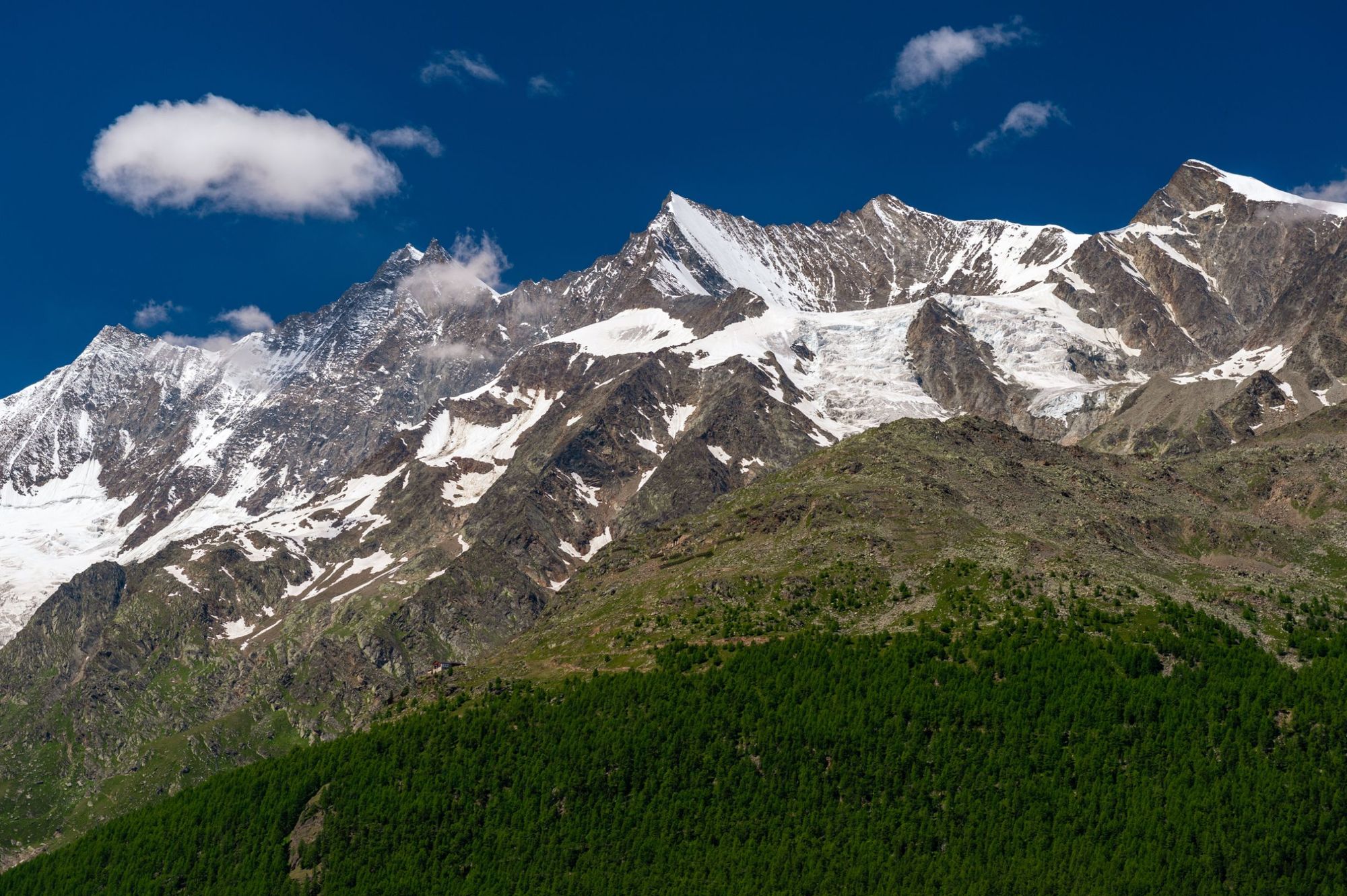 La linea del Täschhorn, del Dom, della Lenzspitze e del Nadelhorn (sopra il ghiacciaio) vista dal Vallese, in Svizzera. Foto: Getty