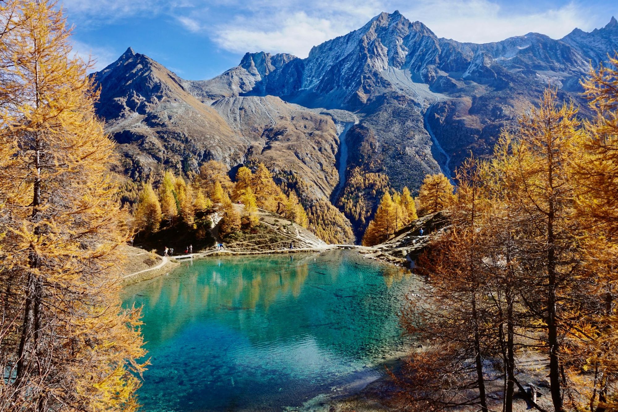 Un panorama del Lac Bleu del lago di Arolla, nel Canton Vallese, nella colorata stagione autunnale, con il riflesso delle cime Dent de Veisivi e Dent di Perroc. Foto: Getty