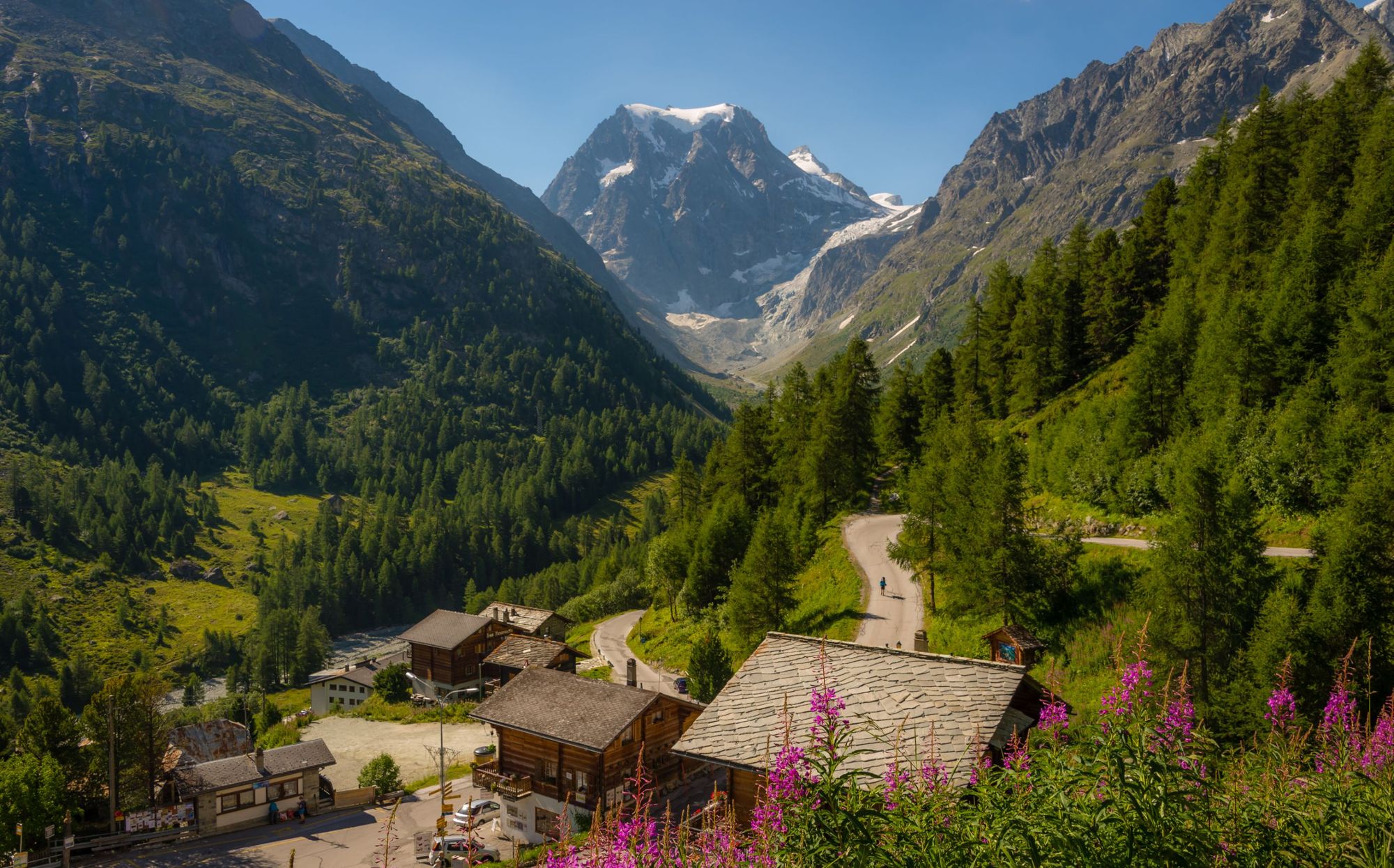 La città di Arolla, ricoperta di verde e con lo sfondo delle montagne innevate. Foto: Getty