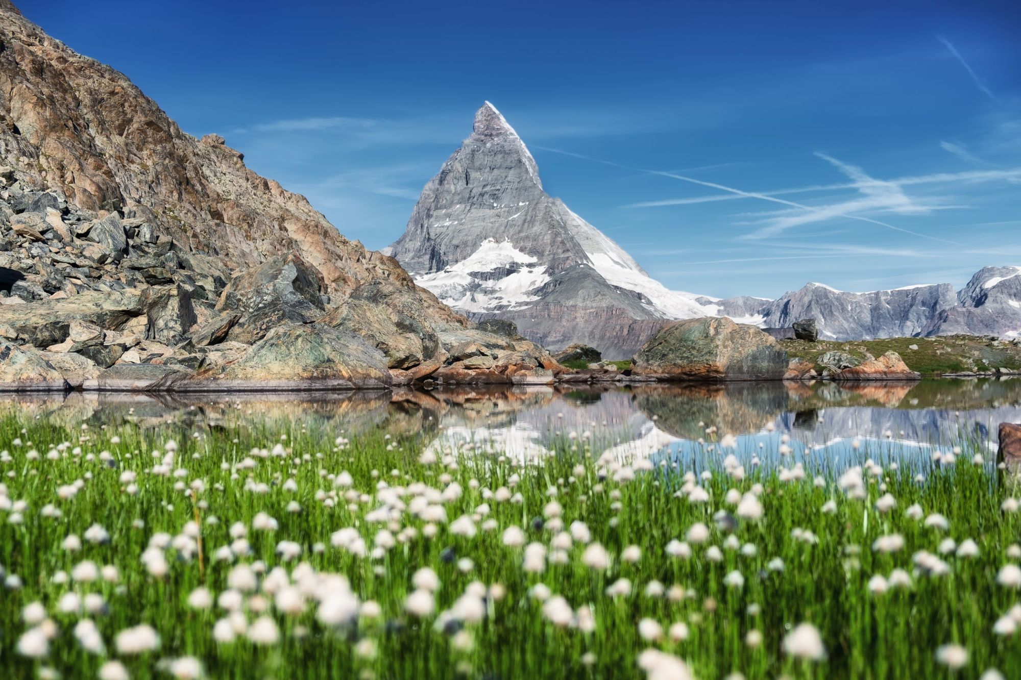 La vetta del Cervino rimbalza sull'acqua del lago Stellisee. Foto: Getty