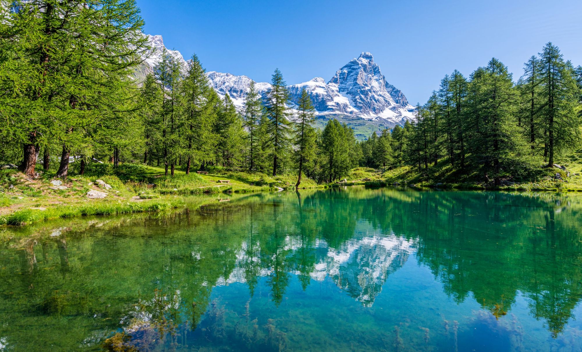 Un idilliaco panorama mattutino al Lago Blu, con il Cervino che si riflette sull'acqua, a Valtournenche, vicino a Cervinia. Foto: Getty