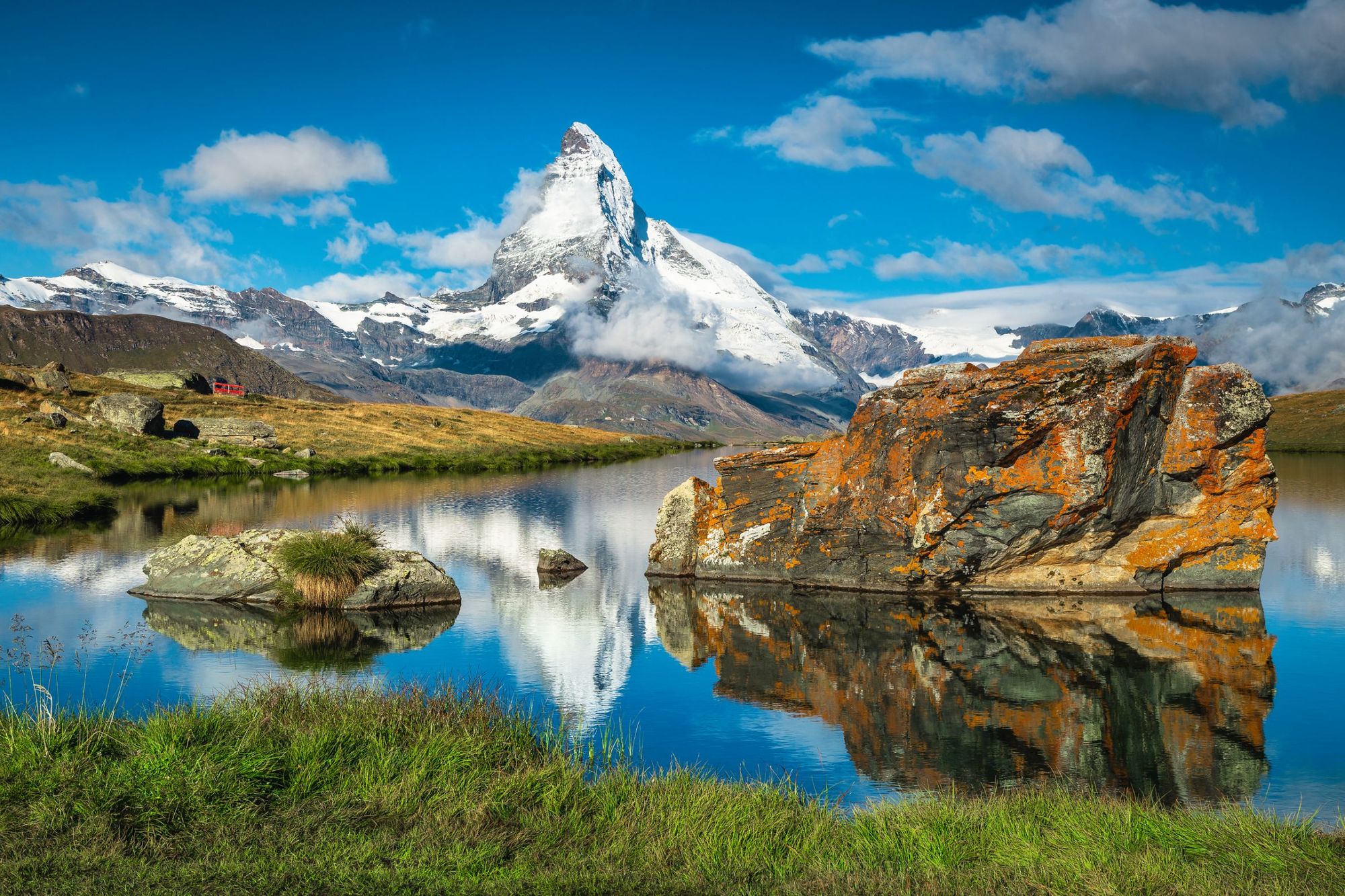 Questa straordinaria immagine è stata scattata al lago Stellisee, dove la montagna si riflette nell'acqua. Foto: Getty