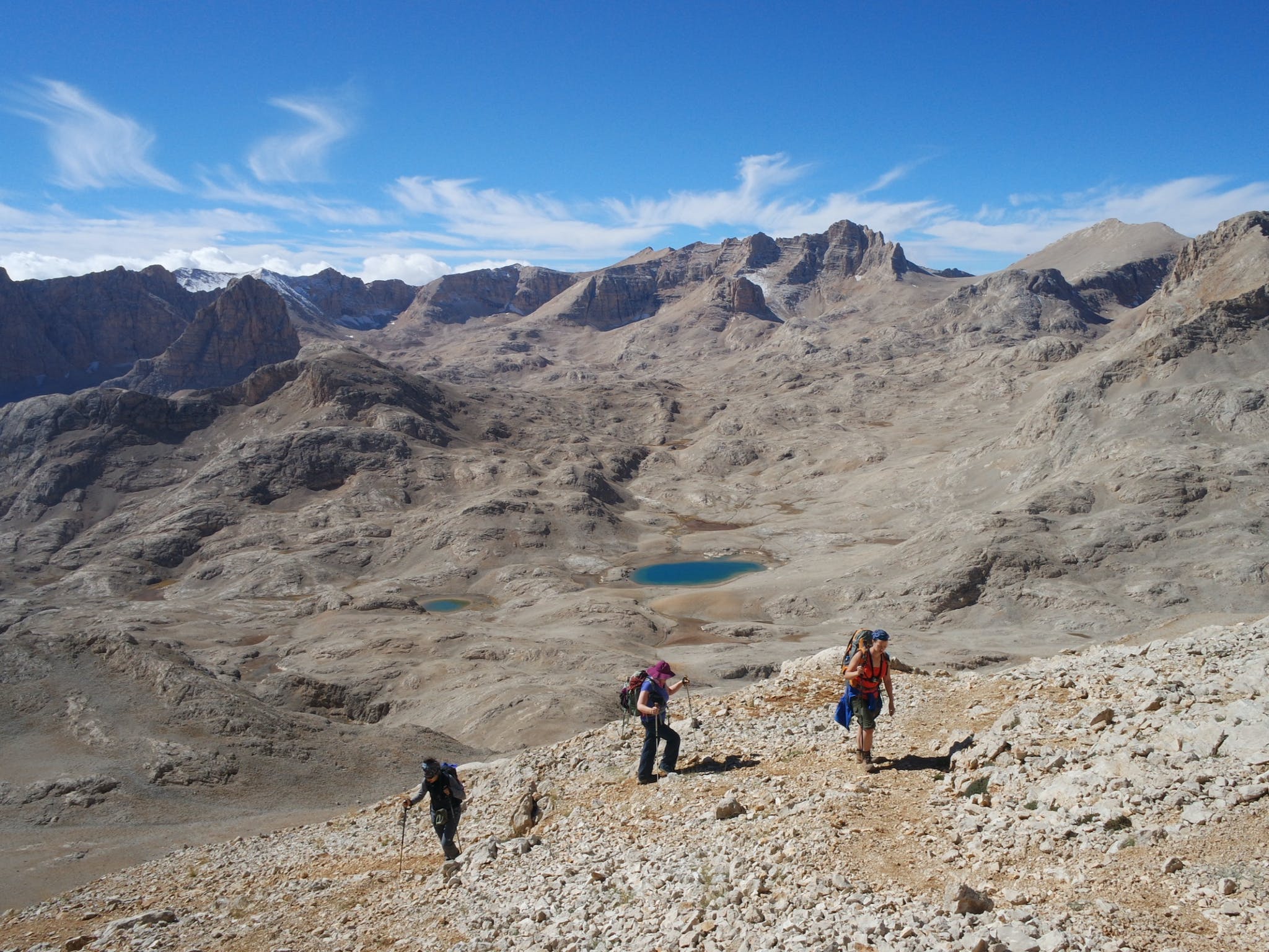 Escursionisti sul remoto passo di Teke Kalesi (3517 m), nelle montagne dell'Alto Toro in Turchia. Foto: Demavend Travel