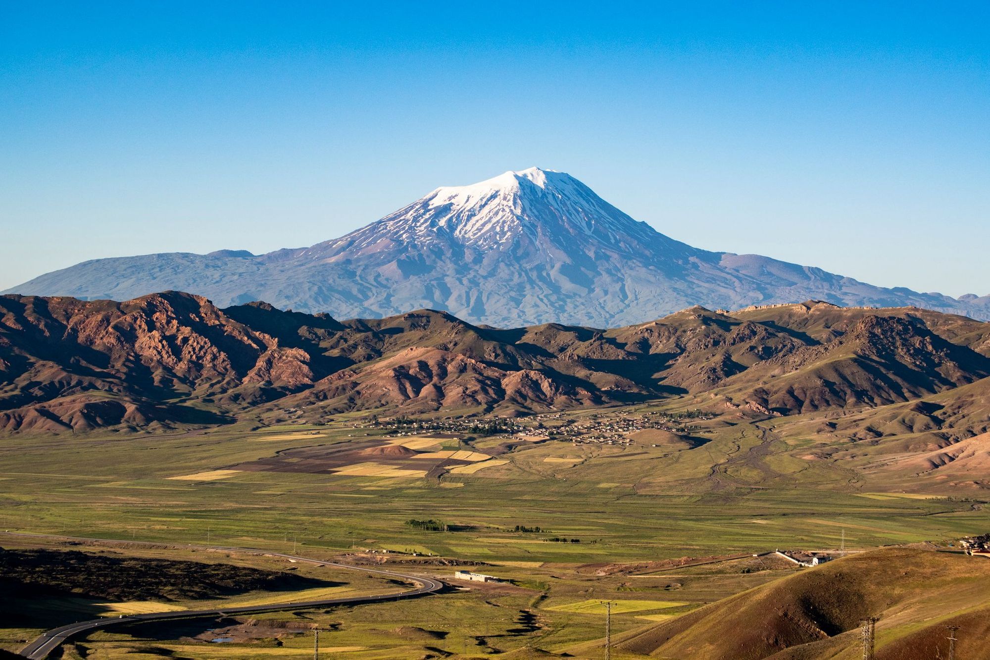 La cima innevata del Monte Ararat, vista dal versante turco. Foto: Getty.