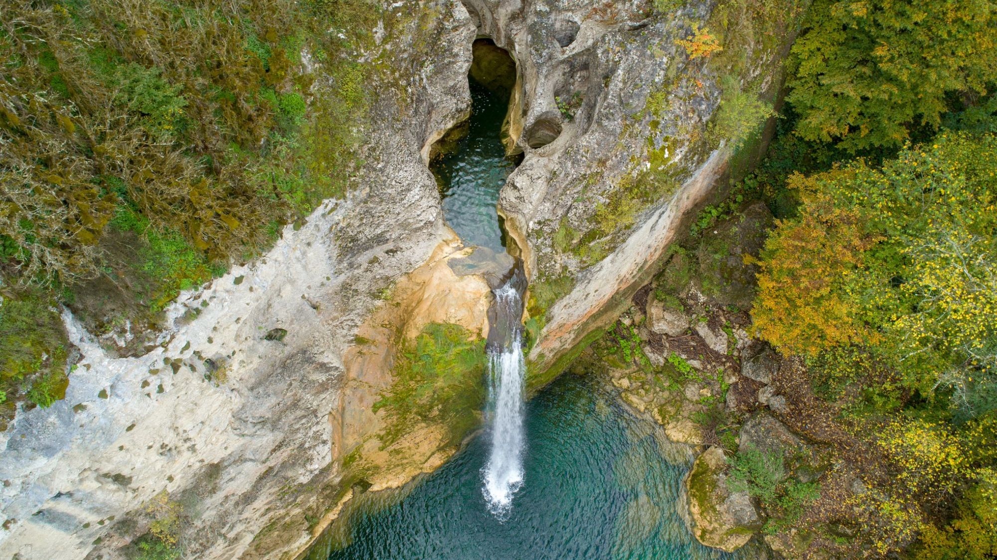 Una veduta aerea della cascata Ilıca nel Parco Nazionale dei Monti Küre, in Turchia.
