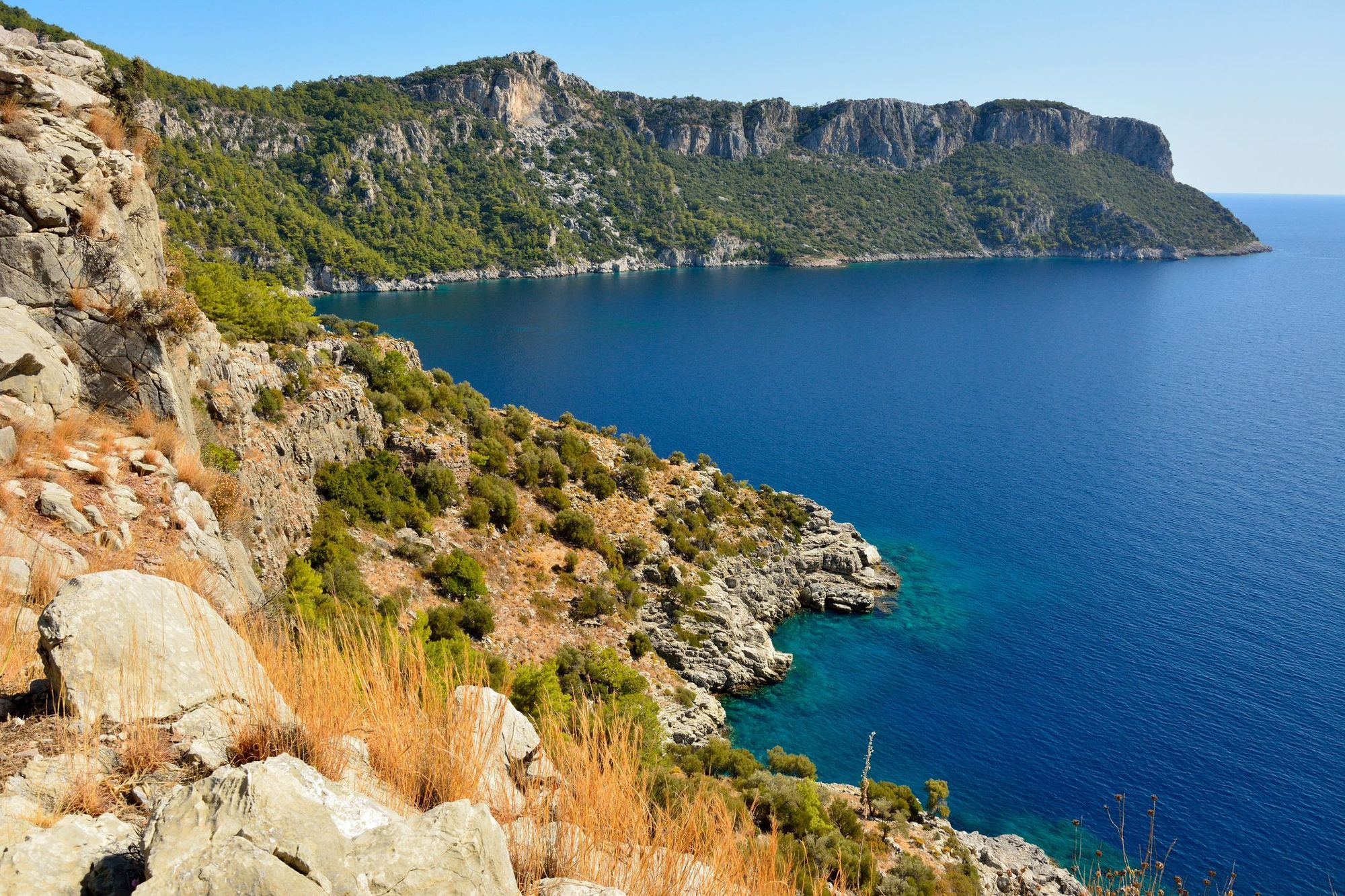 La costa rocciosa della penisola di Bozburun, in Turchia.