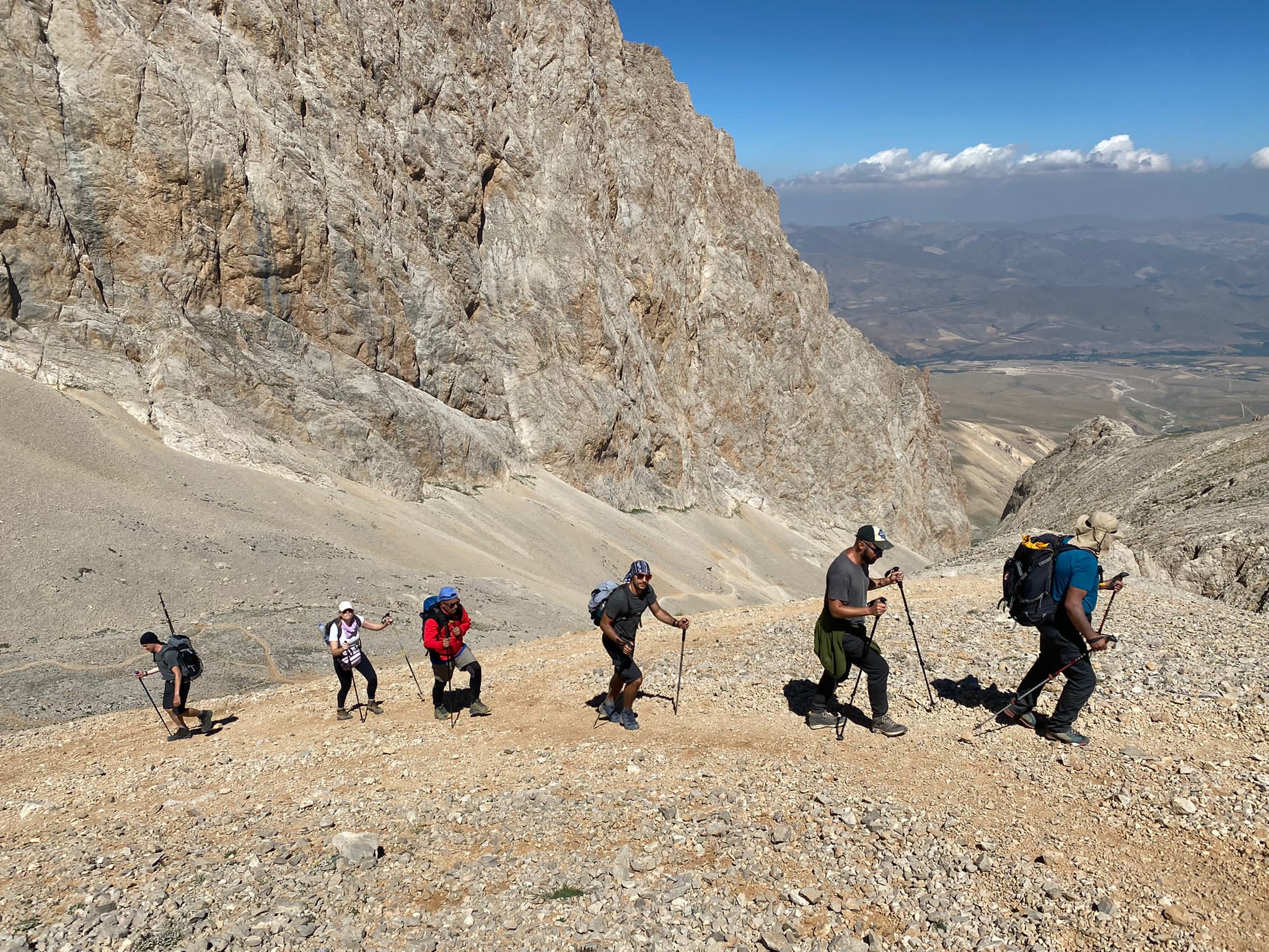 Un gruppo di escursionisti scala una montagna della catena dell'Aladaglar in Turchia.