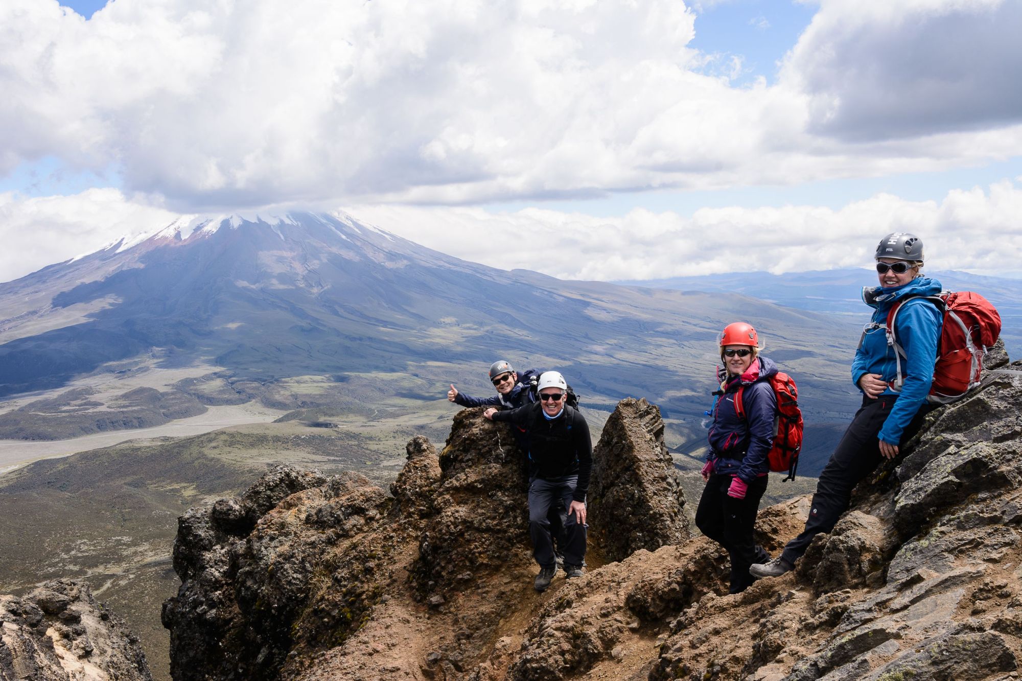 Un gruppo di scalatori in posa sulla cima del Rumiñahui, Ecuador