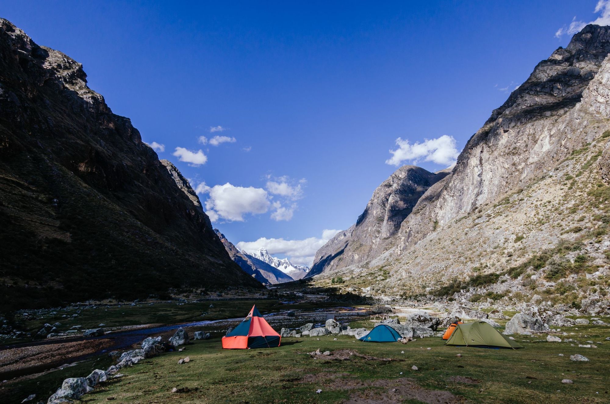 Un campeggio nella Cordillera Blanca del Perù, circondato da montagne.
