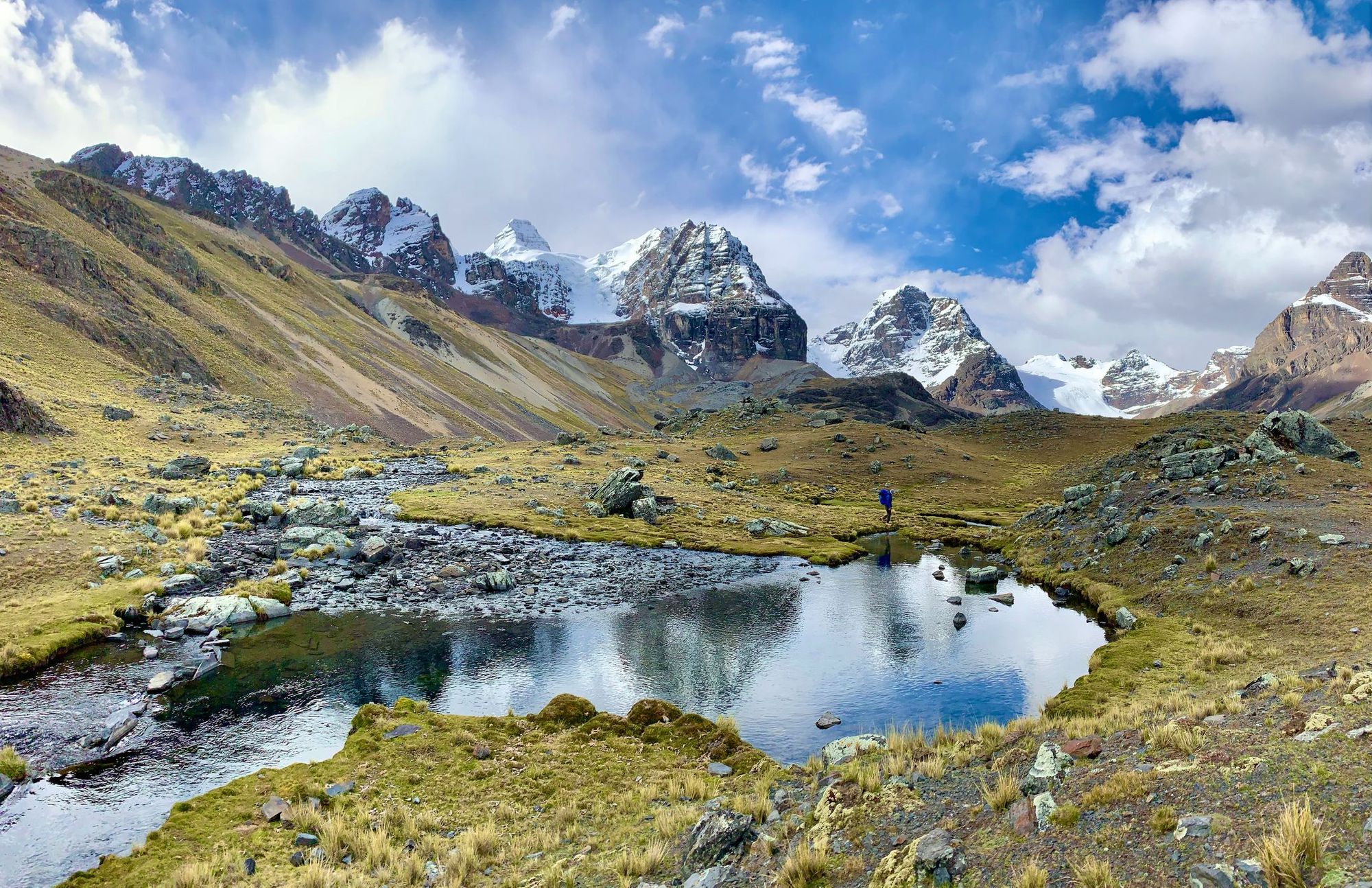 Un lago glaciale e le montagne della Cordillera Real in Bolivia