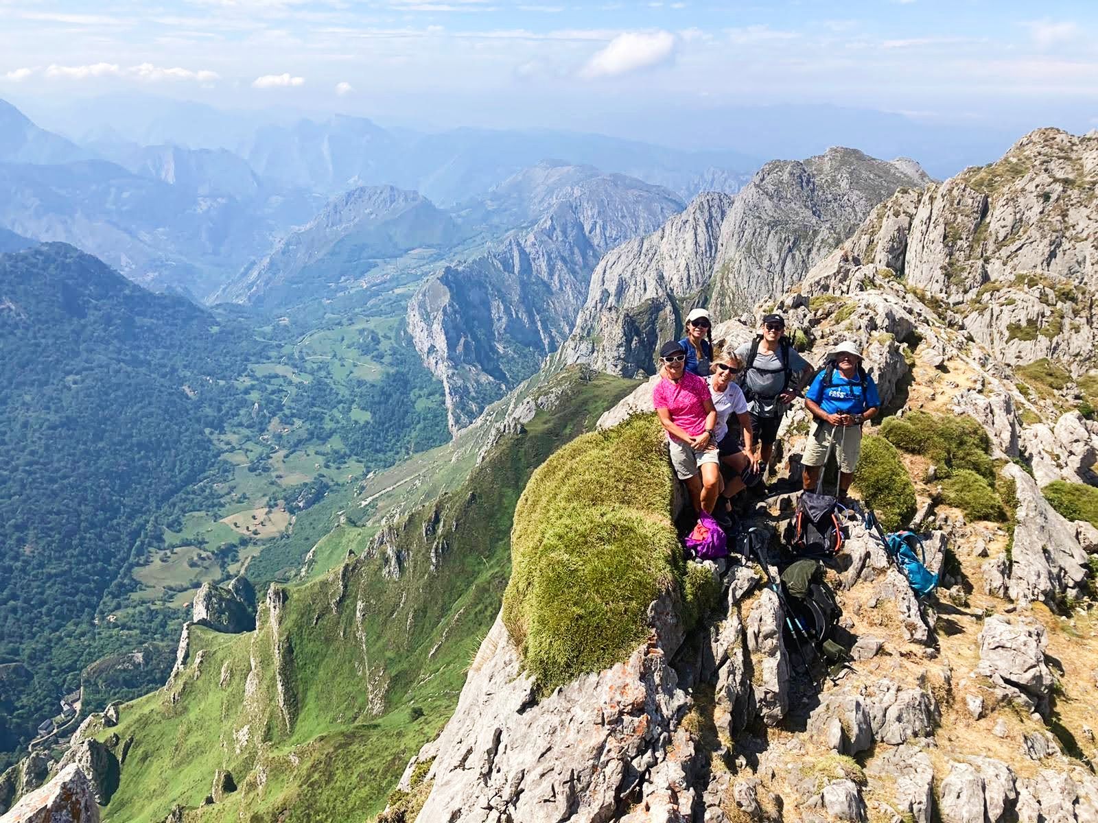 Escursionisti in posa sulla cima di una montagna dei Picos de Europa.