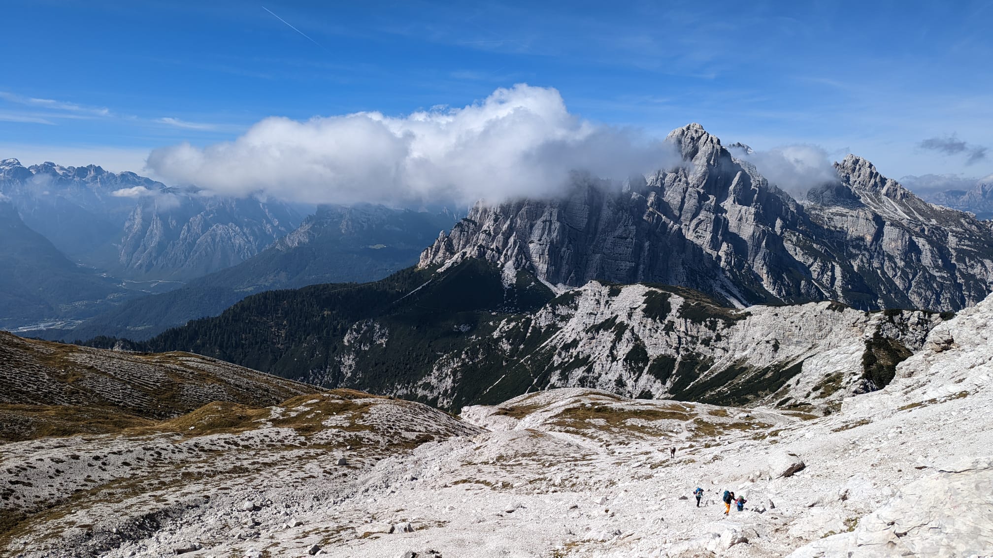 Escursionisti che fanno trekking nelle Dolomiti, Italia.
