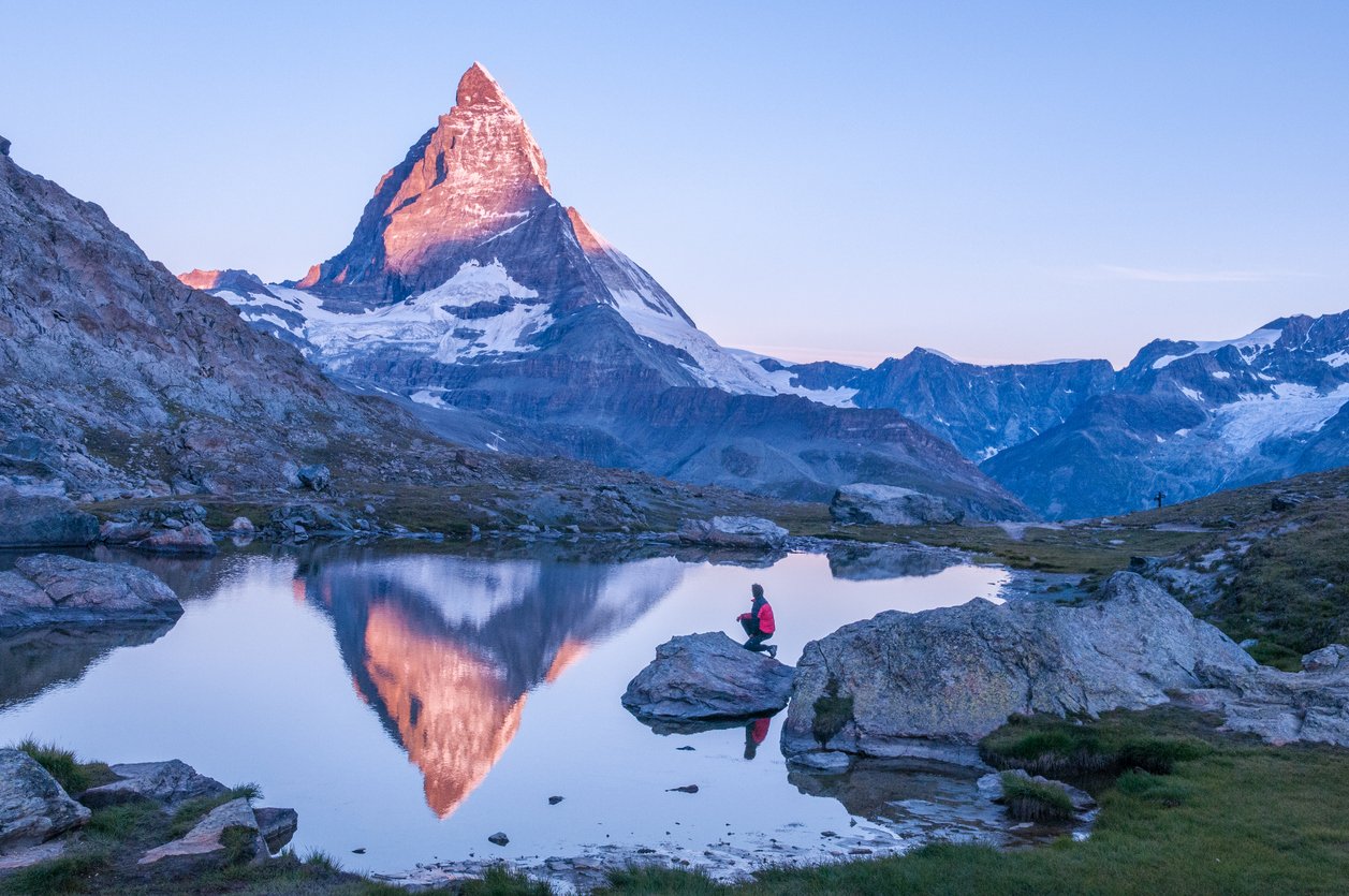 Uomo che guarda il monte Cervino nelle Alpi svizzere