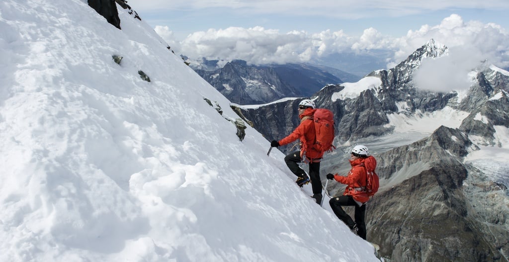 Arrampicatori con piccozza e ramponi sul Monte Bianco.