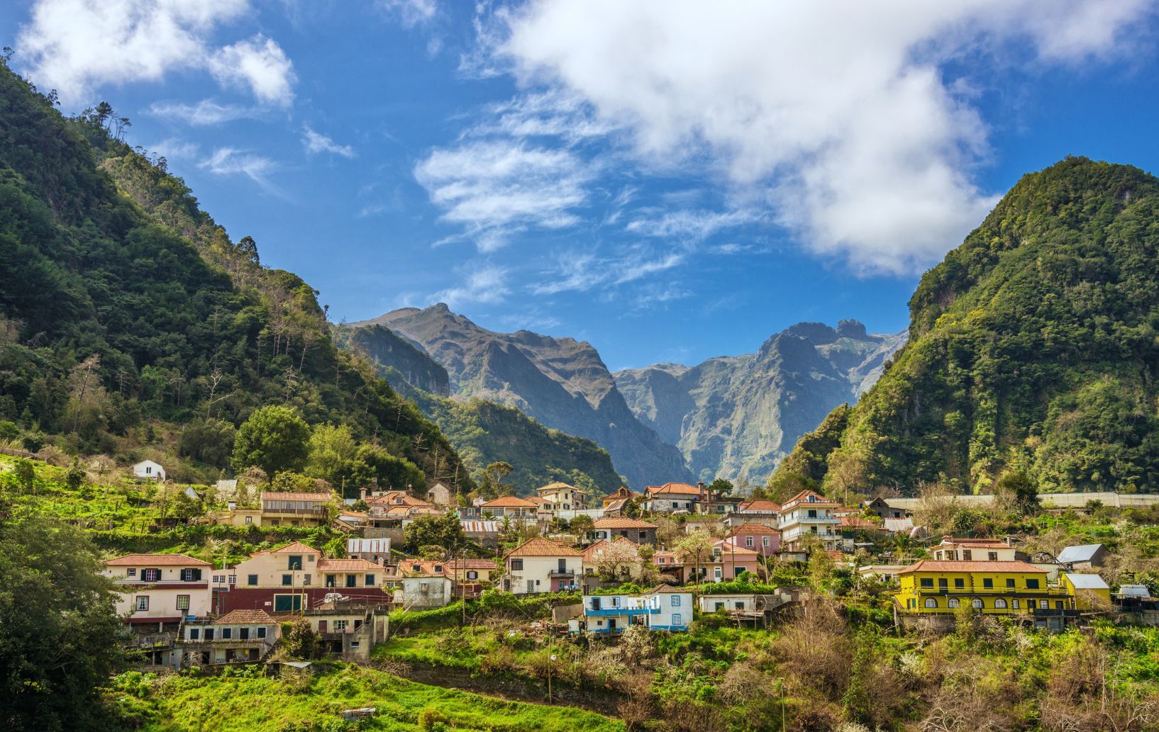 Un piccolo villaggio di Madeira, un'isola portoghese dal clima subtropicale