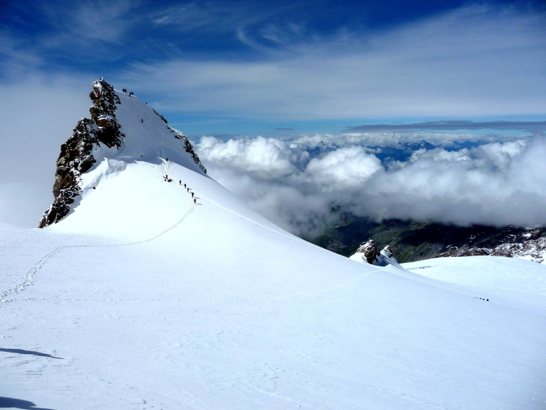 Escursionisti scalano il Monte Rosa, Italia.