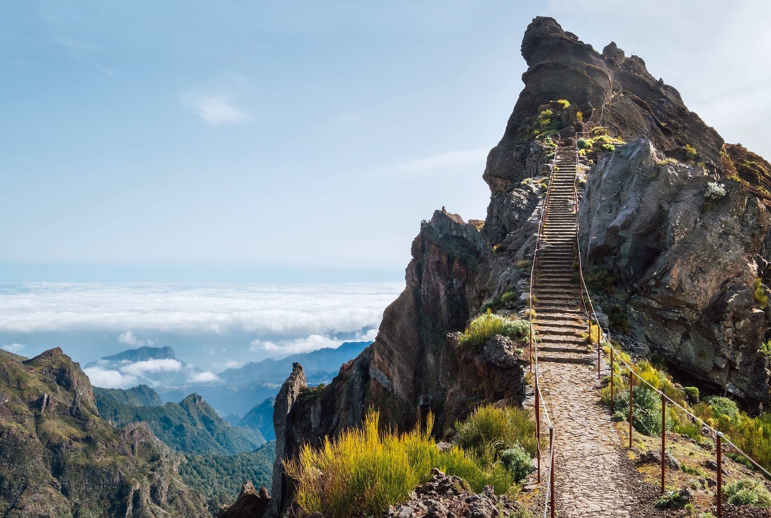 Scala che conduce alla cima del Pico Ruivo, la montagna più alta di Madeira.