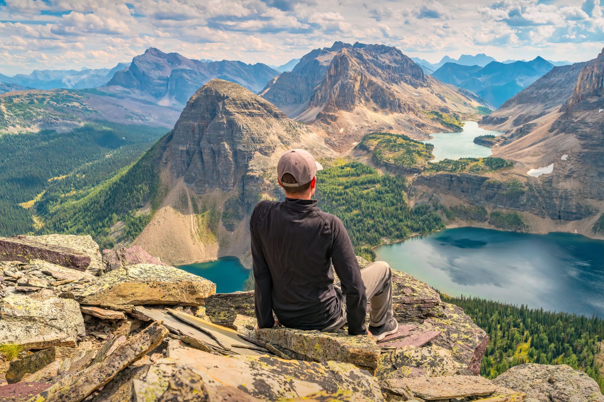 Un escursionista si gode la vista da Pharaoh Peaks, Egypt Lake nel Parco Nazionale di Banff, nelle Montagne Rocciose canadesi. Foto: Getty