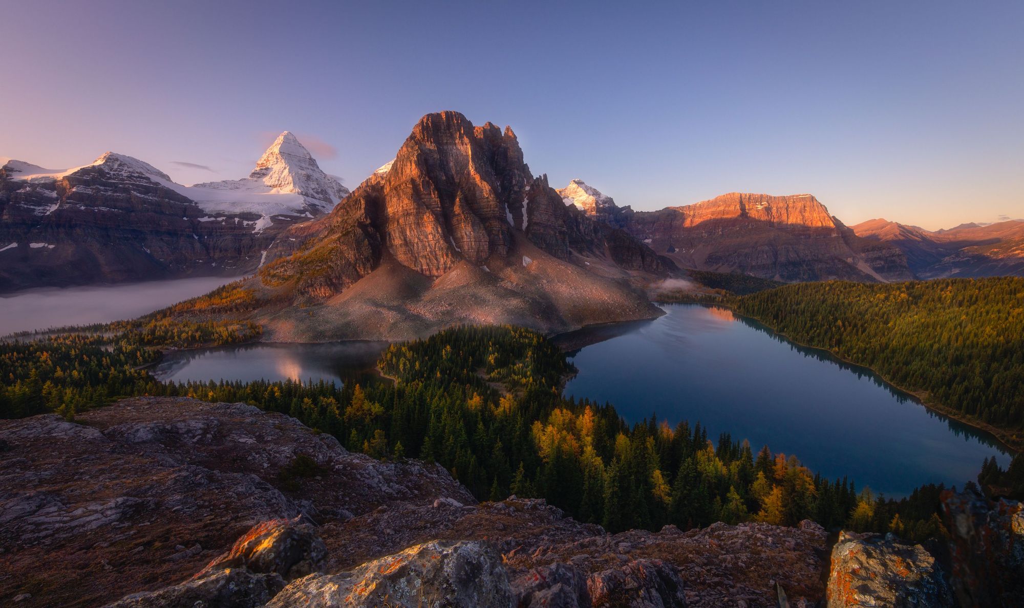 Il paesaggio del Monte Assiniboine, la regina delle Montagne Rocciose canadesi, British Columbia, Canada, visto dal picco Nub. Foto: Getty